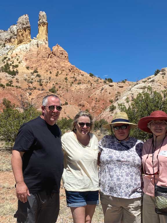 Evy-Okerstrom-Ghost-Ranch-Tour-Group-Pic-in-front-of-GO-Motifs